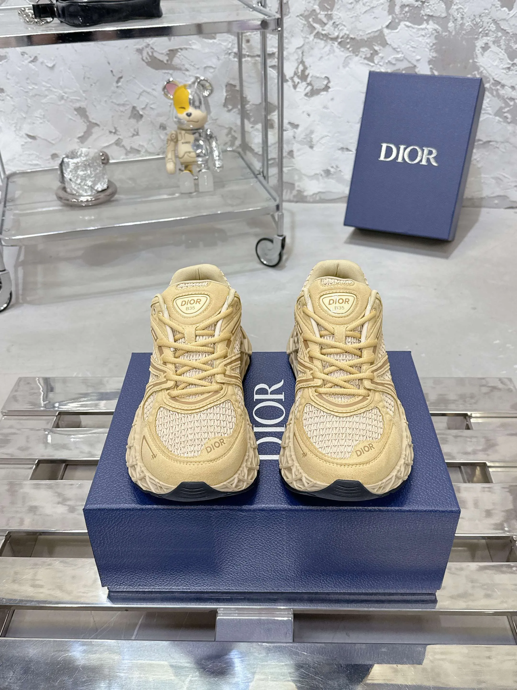 Factory price 780💰 Top version! ! ! Dior (B35) DIOR spring and summer men's wear show, the show was held at the Valle de Grasse School in Paris. Kim Jones drew inspiration from the works of South African artist Hylton Nel. The details of the shoes, clog soles and tribal elements, cleverly blended luxury craftsmanship and practicality, with fresh childishness and bright temperament, creating a new season hot spot. Dior KAWA Dior co-branded casual sports shoes reinterpret running shoes with Dior's high-end style. B35 is made of fine-textured leather and mesh fabric materials. It can be worn in all seasons, is comfortable and breathable, and has multiple lines on the shoe body to outline details. It has a full retro three-dimensional feel and can create a casual look all year round! Fabric: Cowhide/customized cloth material Lining: Imported breathable mesh Outsole: Original molded outsole Size: 39-46 (customized at 45.46)